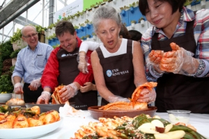 ‘정원의 달인’들의 김치 담그기