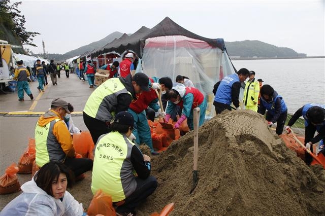 자원봉사자들이 세월호 유가족 임시 거처가 마련된 진도 임회면 팽목항에서 작업하는 모습 . 진도군 제공