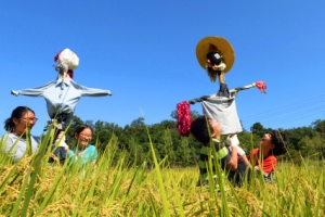 파란 하늘 두팔 가득 안은 허수아비