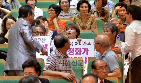 25일 서울 서초구 서울교대에서 열린 ‘교과용 도서 구분 기준 정책연구 토론회’에서 한국사 국정 교과서에 반대하는 전교조 교사들이 피켓을 들고 참석하자 한국사 국정화를 주장하는 시민단체 회원들이 고성을 지르면서 소동이 벌어지고 있다. 손형준 기자 boltagoo@seoul.co.kr