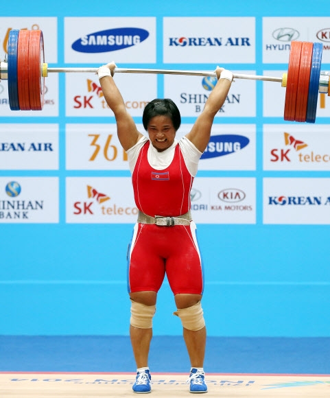 25일 인천 달빛축제정원역도경기장에서 열린 2014 인천 아시안게임 역도 여자 75㎏ A그룹 경기에서 북한 김은주가 마지막 시기 164㎏에 도전하고 있다.  연합뉴스