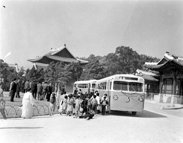 1960년 한 고궁에서 한미재단이 기증한 관광버스가 도착하자 어린이 등이 한꺼번에 몰리고 있다. 국가기록원 제공