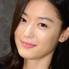 전지현 단발머리 변신 ‘청순미 폭발’ 올블랙 패션으로 단아 매력 뽐내