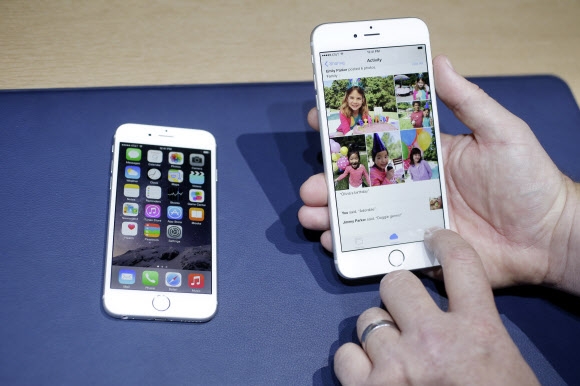 ‘아이폰 6’(왼쪽)과 ‘아이폰 6 플러스’의 모습 (AP=연합뉴스)