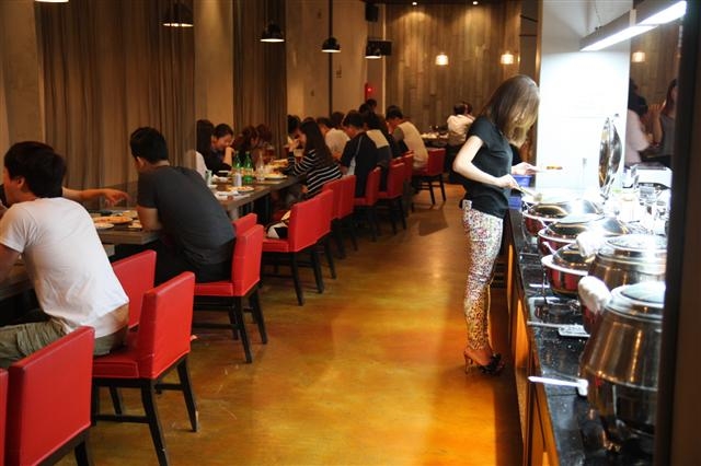 서울 서대문구 신촌에 있는 한 뷔페식 막걸리 전문점에서 대학생들과 젊은 직장인들이 막걸리와 안주를 먹는 모습. 국순당 제공