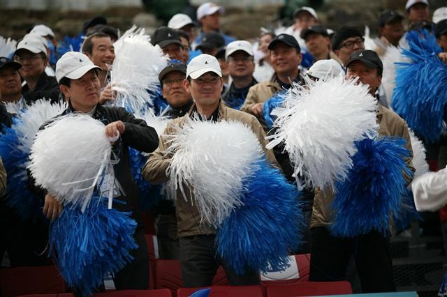 2011년 신입사원 하계 수련대회에서 이재용(가운데) 부회장, 최지성(왼쪽) 미래전략실장 등 경영진이 신입사원들을 격려하고 있다. 삼성그룹 제공