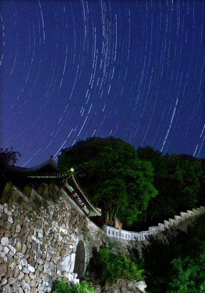 남한산성 동문의 야경. 7세기부터 19세기까지 1200년 이상 쌓인 축성술의 살아 있는 역사로 인정받아 지난 6월 우리나라에서 11번째로 유네스코 세계문화유산에 등재된 남한산성은 400m 이상의 자연지형을 이용해 축조한 천혜의 요새이자 한 번도 외세에 의해 함락된 적이 없는 구국의 혼이 살아 숨 쉬는 곳이다. 이종원 선임기자 jongwon@seoul.co.kr