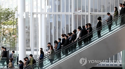 서울 시내 한 빌딩에서 직장인들이 이야기를 나누며 점심식사를 위해 외출하고 있다.  (연합뉴스 자료사진)