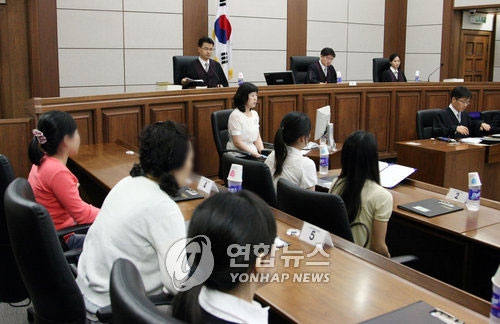 국민참여재판에서 배심원들이 재판과정을 지켜보고 있다.  연합뉴스 자료사진