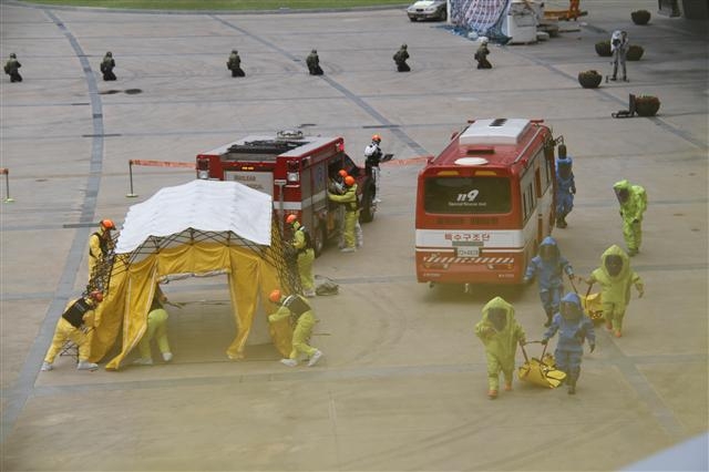 29일 부산 벡스코에서 소방 및 생화학 요원들이 생화학물질 누출에 대비한 방재 작업을 하고 있다. 부산 소방안전본부 제공