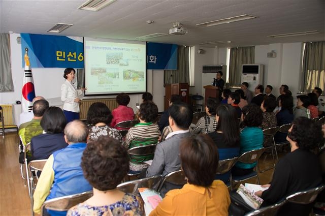 지난 26일 신정2동 주민센터에서 김수영 구청장이 주민들에게 현안을 설명하고 있다. 양천구 제공
