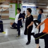 지하철 스트레칭… 건강 나눔 홍제역