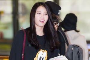 걸스데이 유라 공항패션, 플루토 맨투맨 핫팬츠 깜찍