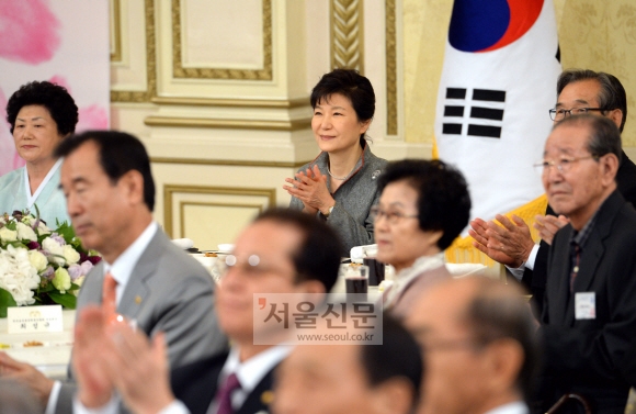 박근혜대통령이 30일 청와대에서 열린 노인의 날 기념 전국 어르신 오찬회에 참석해 홍보동영상을 관람한 뒤 박수를 치고 있다.  이호정 기자 hojeong@seoul.co.kr