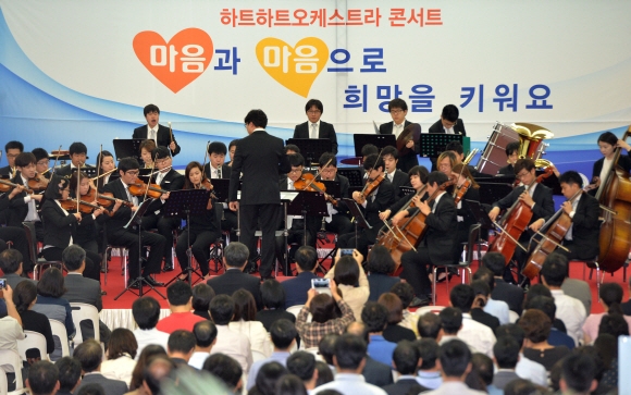 30일 정부서울청사 로비에서 열린 ‘희망 콘서트 무대’에서 발달장애를 앓고 있다고 믿기 어려울 정도로 의젓한 모습의 청소년들이 각자의 악기를 연주하고 있다. 박지환 기자 popocar@seoul.co.kr 