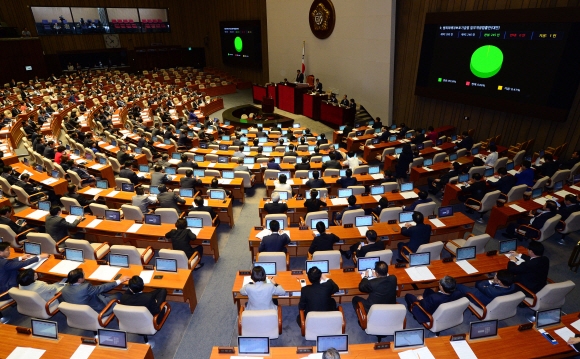 30일 세월호특별법 협상이 타결되면서 가까스로 열린 국회 본회의에 여야 의원들이 함께 참석해 법안을 처리하고 있다.  정연호 기자 tpgod@seoul.co.kr