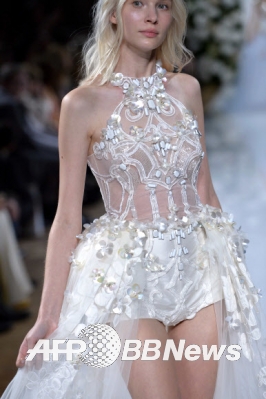 30일(현지시간) 파리 2015 봄/여름 기성복 콜렉션 패션쇼에서 모델이 발렌틴 유다쉬킨의 작품을 선보이고 있다.<br>ⓒ AFPBBNews=News1
