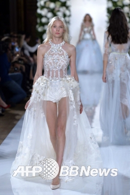30일(현지시간) 파리 2015 봄/여름 기성복 콜렉션 패션쇼에서 모델이 발렌틴 유다쉬킨의 작품을 선보이고 있다.<br>ⓒ AFPBBNews=News1