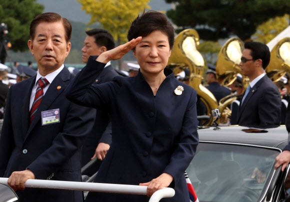 박근혜 대통령이 1일 충남 계룡시 계룡대에서 열린 건군 66주년 국군의 날 기념식에 참석해 열병하고 있다.  연합뉴스