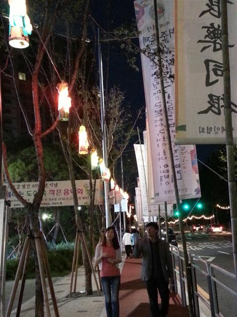 강서구 제15회 허준 축제를 알리는 캐릭터 등이 불을 환하게 밝힌 가양동 허준박물관 주변을 주민이 걷고 있다. 강서구 제공