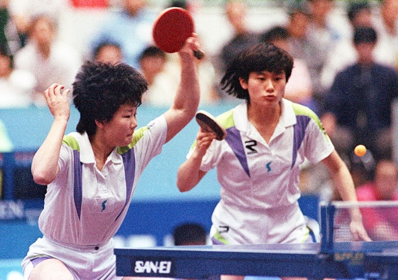 1991년 4월 남북 단일팀으로 일본 지바세계탁구선수권대회 여자 복식에 출전한 한국의 현정화(오른쪽)와 북한의 리분희가 함께 공을 받아 내고 있다. 서울신문 포토라이브러리