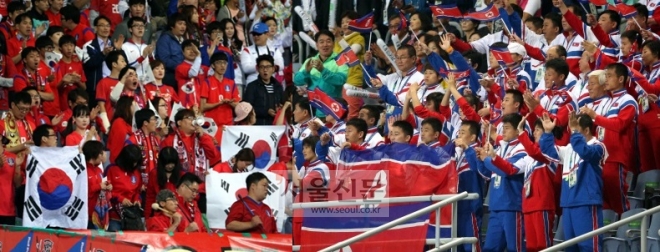 2일 오후 8시 인천 문학경기장에서 열린 인천아시안게임 축구 결승전에서 맞붙은 한국(왼쪽)과 북한팀의 응원단