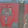 러, 전철 문에 머리 낀 채 5km 거리 이동한 여성