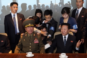 황병서 최룡해 김양건, 임수경 의원 보더니 손 잡으면서 “몸이 좋아졌다”