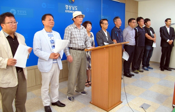 경남 시민·사회단체인 ‘4대강사업 진실 규명 및 책임자 처벌 낙동강살리기 경남시민행동’이 지난 11일 경남도청 프레스센터에서 기자회견을 열고 “정부가 추진하는 지리산댐 건설 계획은 낙동강 수질 개선 포기를 선언하는 것으로 즉각 중단돼야 한다”고 주장하고 있다. 창원 연합뉴스