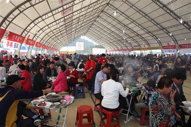 1등급 한우불고기를 마음껏 먹고 싶다면 오는 10일부터 12일까지 3일간 KTX 울산 역세권 일원에서 열리는 언양 한우불고기축제를 찾아가자. 사진은 2012년 열린 축제. 울주군 제공