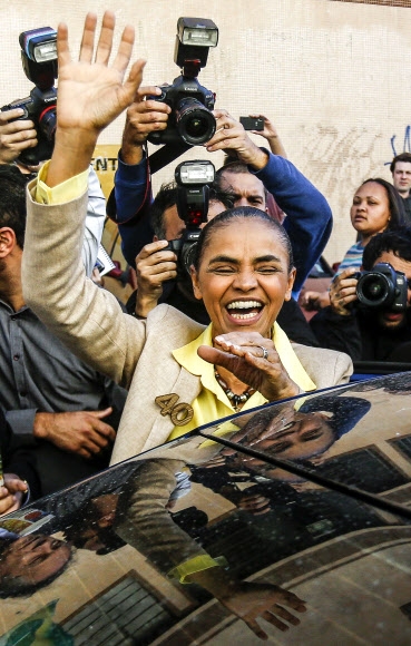 브라질사회당의 마리나 시우바 후보가 4일 상파울루에서 기자들에게 둘러싸여 환하게 웃고 있다. 상파울루 AFP 연합뉴스