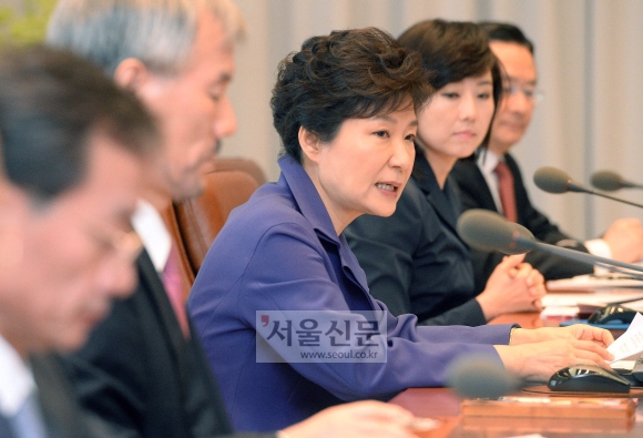 6일 오전 박근혜대통령이 청와대에서 열린 수석비서관회의에서 모두말씀을 하고 있다.  청와대사진기자단