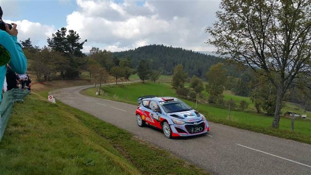 지난 4일 묑스테르에서 열린 WRC 프랑스 대회에서 현대자동차팀 대니 소르도(스페인)가 i20를 시속 140㎞의 속력으로 몰아 커브구간을 치고 올라가고 있다.