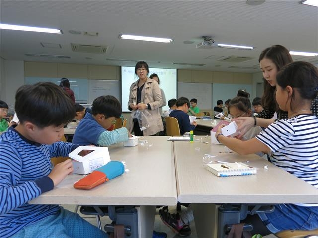 지난 4일 서울 서대문구 이화여대에서 열린 ‘눈으로 만드는 과학, 착시의 세계’ 수업에 참가한 초등학교 4학생들이 착시현상을 보여주는 ‘에임즈 룸’을 만들어보고 있다.