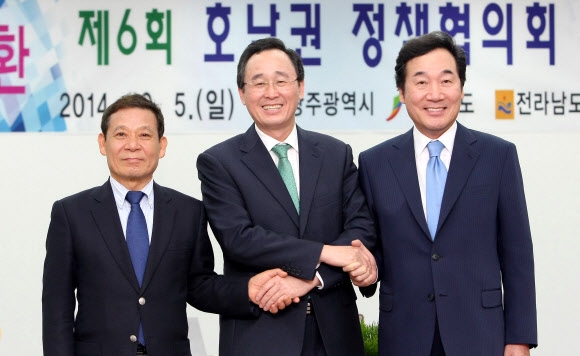 윤장현(왼쪽부터) 광주시장과 송하진 전북지사, 이낙연 전남지사가 5일 호남권 정책협의회를 열고 3개 시·도의 발전을 위해 공동 노력한다는 합의문에 서명한 뒤 악수하고 있다. 전북도 제공