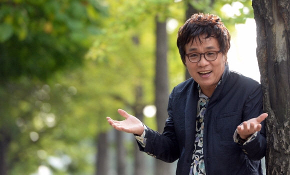 지난 1일 오후 서울 영등포구 여의도공원에서 만난 이용씨가 10월과 각별한 인연에 대해 얘기하면서 활짝 웃고 있다. 정연호기자 tpgod@seoul.co.kr