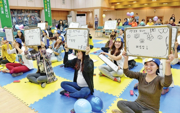 7일 서울 서대문구 연희동 서대문구청 대강당에서 열린 우리말겨루기 골든벨에 참가한 결혼이민자 30여명이 퀴즈를 풀며 즐거워하고 있다. 이호정 기자 hojeung@seoul.co.kr