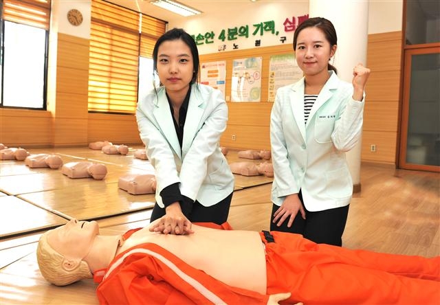 이미령(왼쪽), 송사랑 심폐소생술 강사가 7일 서울 노원구청 1층 심폐소생술 교육장에서 심폐소생술 시범을 보이고 있다. 노원구 제공