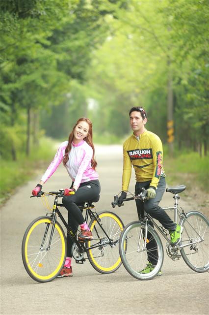 장시간 사이클링에 따른 신체 부담을 덜어 주는 기능성은 기본으로 갖추고 자기만의 개성도 살릴 수 있는 자전거복을 찾는 ‘라이딩족’이 늘고 있다. 바이원클럽은 “품질 대비 합리적인 가격을 원하는 소비자들을 공략하고자 ‘블랙라이언 레이싱 라벨’을 출시하게 됐다”고 밝혔다. 바이원클럽 제공