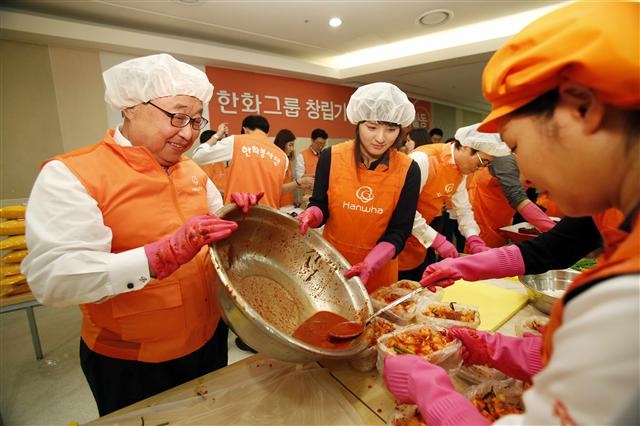 김연배(왼쪽에서 첫 번째) 한화생명 대표이사 부회장, 이율국(세 번째) 한화63시티 대표이사 등 한화그룹 임직원이 지난 8일 서울 여의도 63빌딩 구내식당에서 어린이 복지기관에 전달할 밑반찬을 만들고 있다. 한화그룹 제공