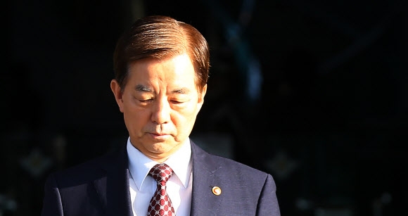 국방부 청사 나서는 한민구 장관