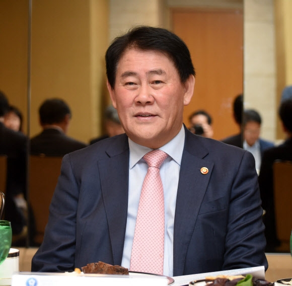 한국경제설명회차 미국 뉴욕을 방문 중인 최경환 부총리 겸 기획재정부 장관이 9일(현지시간) 포시즌호텔에서 열린 뉴욕특파원 간담회에서 인사말을 하고 있다.  기재부 제공