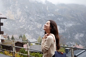 한지민 스위스 화보, 알프스 구름속 산책 촉촉한 눈망울