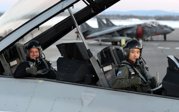 미11공군사령관 핸디 중장이 10일 오전 레드플래그 알래스카 훈련에 참가 중인 KF-16 전투기에 탑승, 임무 조종사인 이우열 소령과 기념촬영을 하고 있다. 공군 제공