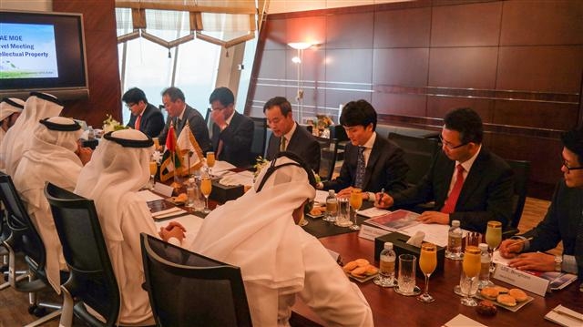 지난달 21일 아랍에미리트연합(UAE) 두바이에서 열린 한·UAE 지식재산권 분야 고위급 회담에서 김영민(뒷줄 왼쪽에서 네 번째) 특허청장 등이 UAE 대표단과 특허정보시스템 구축에 대해 논의하고 있다. 특허청 제공