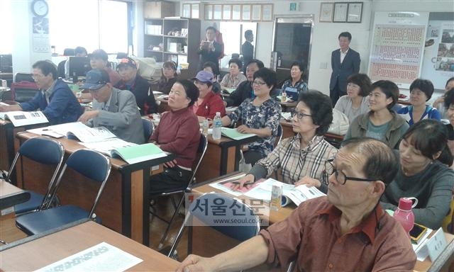 지난 10일 강남구 영동시장 상인회에서 열린 ‘주경야독 프로젝트’ 수업에서 상인들이 손님들을 잘 대하는 법에 대한 강의를 경청하고 있다.