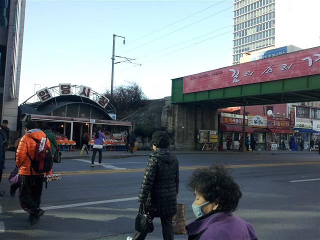 철길과 인접해 있는 강원 강릉시 임당시장 상인들이 이전이 늦어진다며 불만의 목소리를 내고 있다. 강릉시 제공