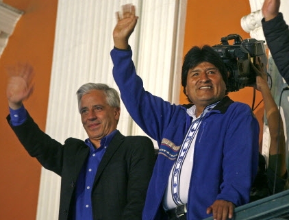 3선에 성공한 에보 모랄레스(오른쪽) 볼리비아 대통령이 12일(현지시간) 대통령궁에서 알바로 가르시아 부통령과 지지자들에게 손을 흔들고 있다. 라파스 AP 연합뉴스