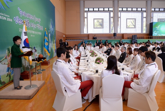 박근혜 대통령이 13일 청와대 연무관에서 열린 인천아시아경기대회 선수단 초청 오찬에서 선수단을 격려하는 인사말을 하고 있다.  이호정기자 hojeong@seoul.co.kr