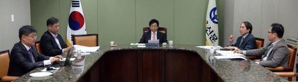 14일 서울신문사 대회의실에서 지방재정 분야 원로학자인 윤영진(가운데) 계명대 교수의 사회로 좌담회가 진행되고 있다.